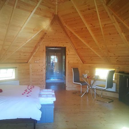 Romantic Rural Retreats Crewkerne Zimmer foto